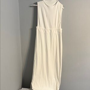 Women’s White maxi dress body fitting no sleeves.
